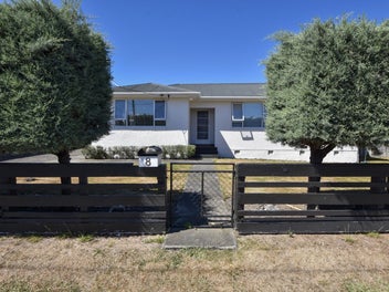 8 Barrett Place, Carterton