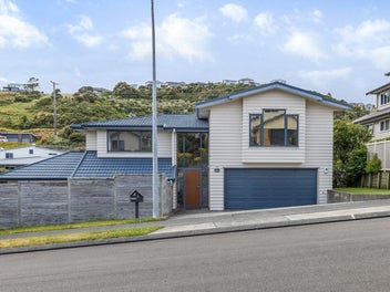 17 Endeavour Drive, Whitby, Porirua