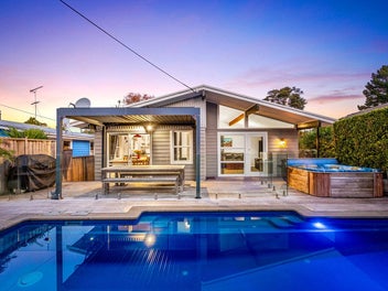 108 Cliff View Drive, Green Bay, Auckland