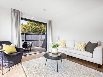 5/108 Unsworth Drive, Unsworth Heights, Auckland