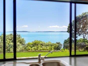 11 Hawke Crescent, Beachlands, Auckland