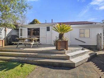 1 Queens Road, Glen Avon, New Plymouth