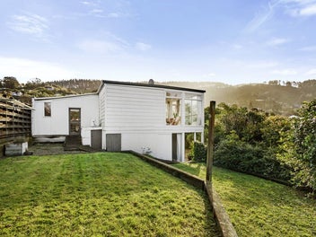 1A Woodstock Terrace, Tawa, Wellington