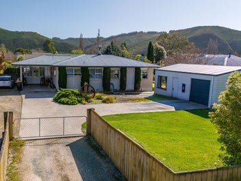 48 Lord Auckland Road, Wakefield