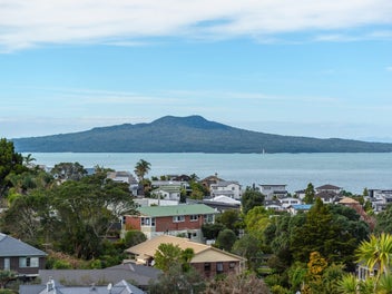 2/173 East Coast Road, Castor Bay, Auckland