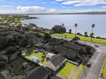 22 Tuakiri Street, Point England, Auckland