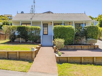 13 Cottam Grove, Northcross, Auckland