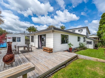 2/133 Moore Street, Howick, Auckland