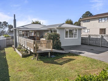 16 Pine Avenue, Henderson, Auckland
