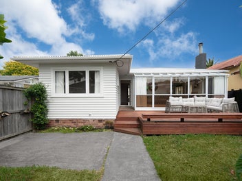 9 Stephen Avenue, Henderson, Auckland