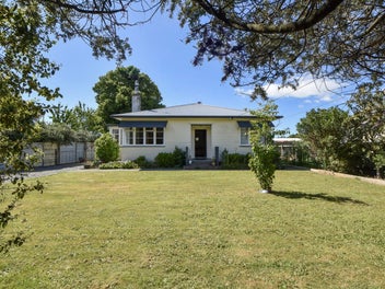 255 High Street South, Carterton