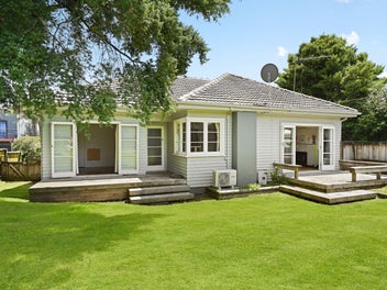 36 Forest Lake Road, Forest Lake, Hamilton