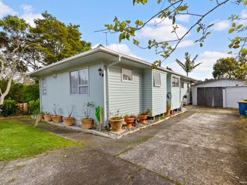 15 Pavola Grove, Glenfield, Auckland