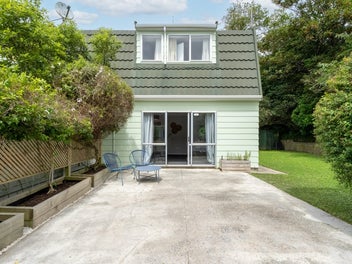8/2 Burdendale Grove, Churton Park, Wellington