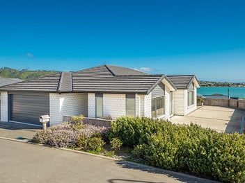 16 Ken Douglas Drive, Aotea, Porirua