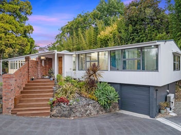 10 South Lynn Road, Titirangi, Auckland