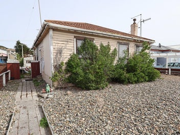 40 Blackwater Street, Bluff