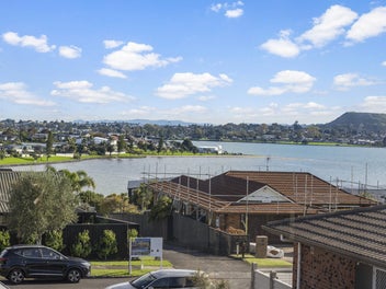 2/21 Venus Place, Half Moon Bay, Auckland