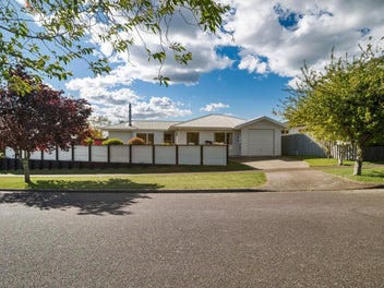 2/42 Arthur Crescent, Hilltop, Taupō