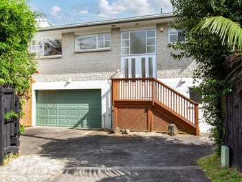 2/185 Shakespeare Road, Milford, Auckland