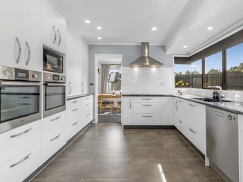 2/10 Pinewood Grove, Botany Downs, Auckland