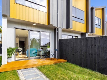 6/12 Fraser Road, Narrow Neck, Auckland