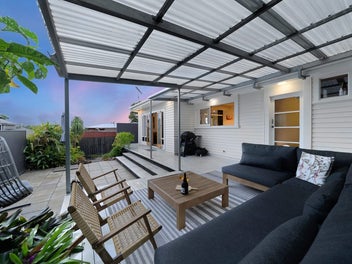 11 Bradbury Road, Botany Downs, Auckland