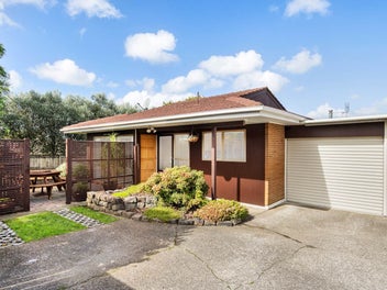 2/172 Pigeon Mountain Road, Half Moon Bay, Auckland
