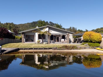 17 Steep Street, Lake Okareka, Rotorua