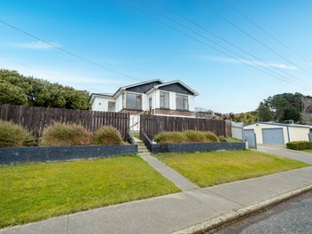34 Theodore Street, Bluff