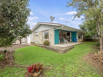 2/168 Pigeon Mountain Road, Half Moon Bay, Auckland