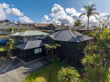 1/45 Unsworth Drive, Unsworth Heights, Auckland