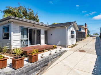 74A Awaroa Road, Sunnyvale, Auckland