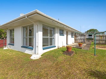 2/587 Glenfield Road, Totara Vale, Auckland