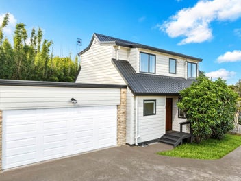 2/172 Chivalry Road, Glenfield, Auckland