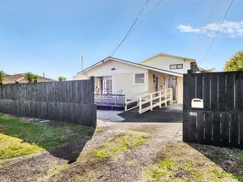 1/137 Centreway Road, Orewa, Orewa