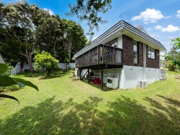 2/4 Tusac Place, Tōtara Vale, Auckland