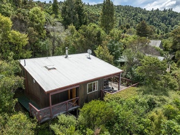 33 Hauraki Terrace, Pukawa Bay, Tūrangi