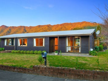 21 Awanui Drive, Waikanae