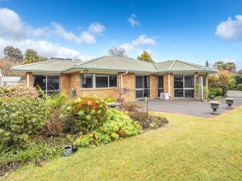 12 Fairburn Place, Leamington, Cambridge