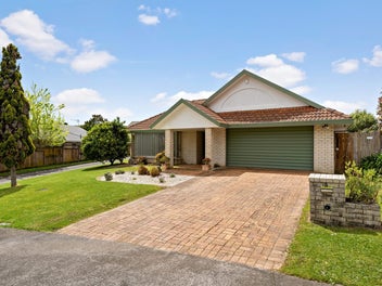 5 Bernie Edwards Place, Botany Downs, Auckland