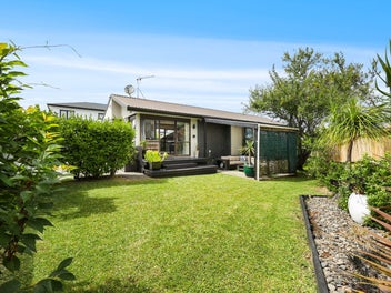 2/34 Tupaki Place, Pakuranga Heights, Auckland