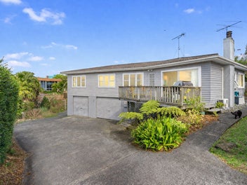 1/5 Camelot Place, Glenfield, Auckland