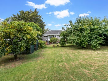 32 Woodward Avenue, Mangere Bridge, Auckland