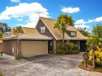 1/13 Pinewood Grove, Botany Downs, Auckland