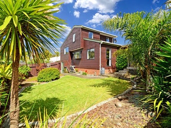 2/12 AGINCOURT ST, Glenfield, Auckland