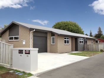 4E Read Crescent, Clive, Clive