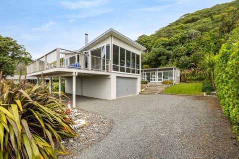 16 Cathedral Road, Gore Bay, Cheviot