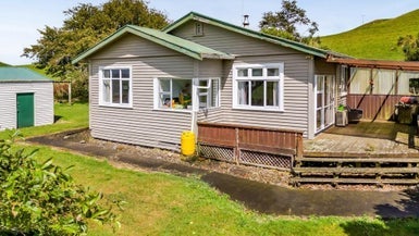 49 Standish Road, Toko