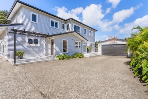 11 Chatham Avenue, Paremoremo, Auckland